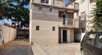 En location une villa rénovée à étage de type F5 située à Mandrosoa Ivato