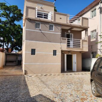 En location une villa rénovée à étage de type F5 située à Mandrosoa Ivato