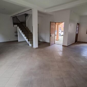 A louer un agréable appartement T4 situé au lotissement Bonnet Ivandry