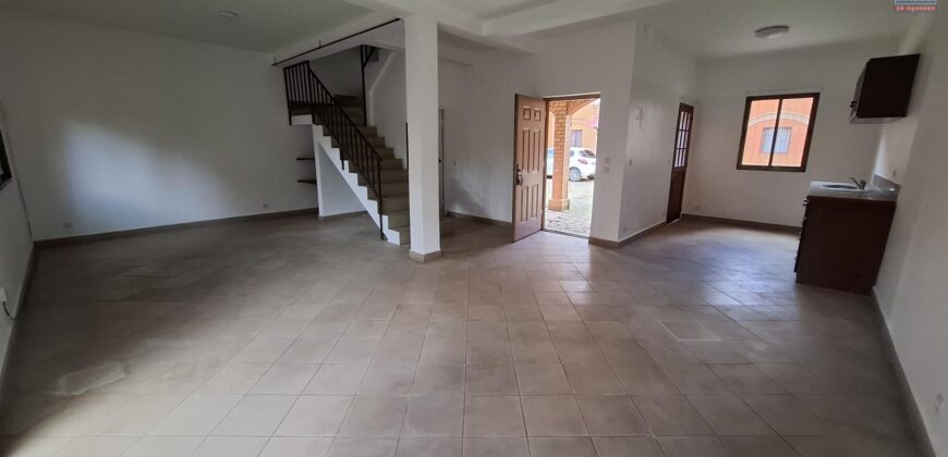 A louer un agréable appartement T4 situé au lotissement Bonnet Ivandry