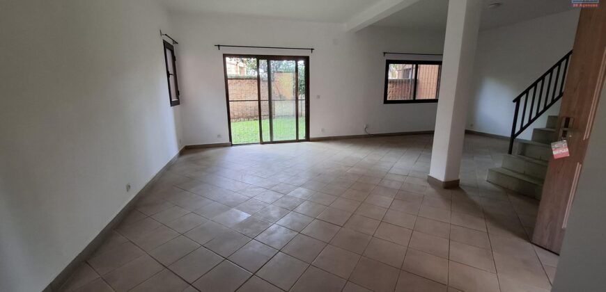 A louer un agréable appartement T4 situé au lotissement Bonnet Ivandry