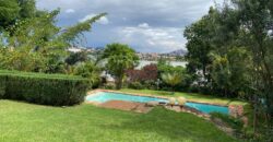 A louer une villa T4 de plain-pied avec piscine située dans un quartier calme et résidentiel à Ivandry