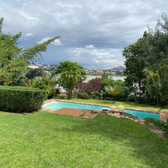A louer une villa T4 de plain-pied avec piscine située dans un quartier calme et résidentiel à Ivandry