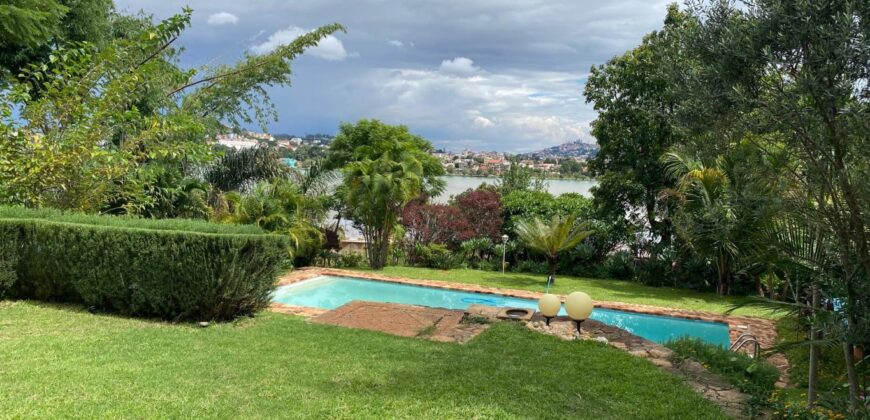 A louer une villa T4 de plain-pied avec piscine située dans un quartier calme et résidentiel à Ivandry