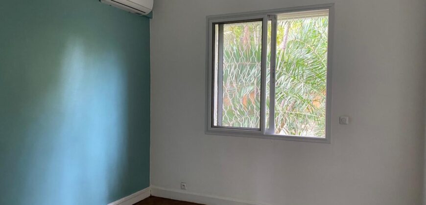 A louer une villa T4 de plain-pied avec piscine située dans un quartier calme et résidentiel à Ivandry