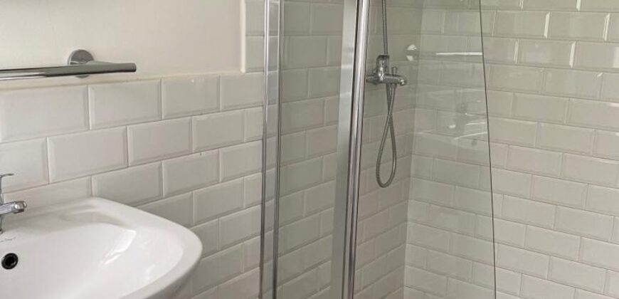 A louer une villa T4 de plain-pied avec piscine située dans un quartier calme et résidentiel à Ivandry