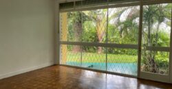 A louer une villa T4 de plain-pied avec piscine située dans un quartier calme et résidentiel à Ivandry
