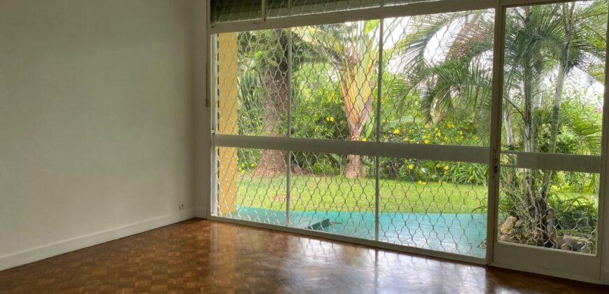 A louer une villa T4 de plain-pied avec piscine située dans un quartier calme et résidentiel à Ivandry