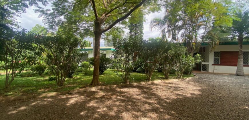 A louer une villa T4 de plain-pied avec piscine située dans un quartier calme et résidentiel à Ivandry