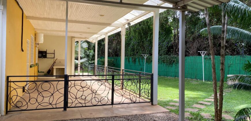 A louer une villa T4 de plain-pied avec piscine située dans un quartier calme et résidentiel à Ivandry