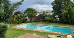 A louer une villa T4 de plain-pied avec piscine située dans un quartier calme et résidentiel à Ivandry