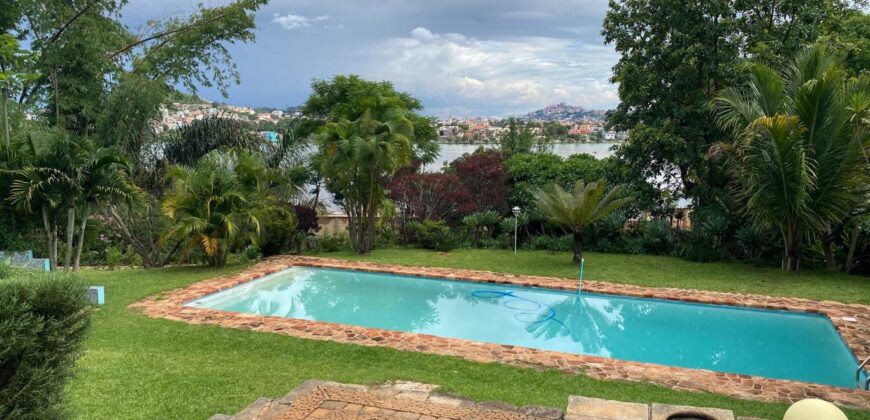 A louer une villa T4 de plain-pied avec piscine située dans un quartier calme et résidentiel à Ivandry