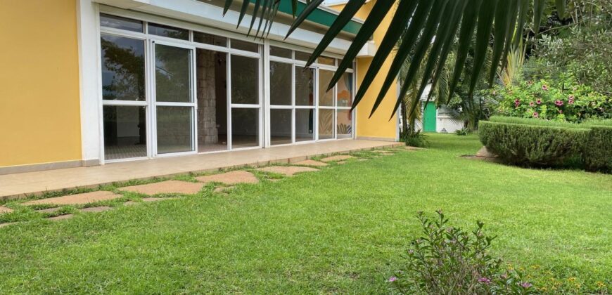 A louer une villa T4 de plain-pied avec piscine située dans un quartier calme et résidentiel à Ivandry
