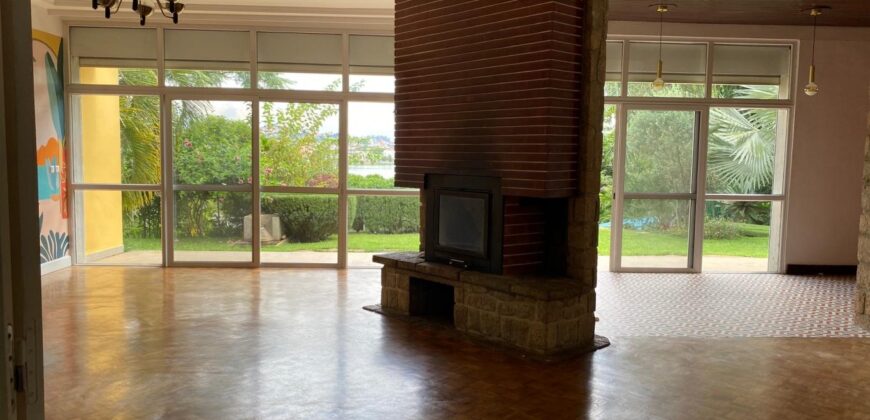 A louer une villa T4 de plain-pied avec piscine située dans un quartier calme et résidentiel à Ivandry