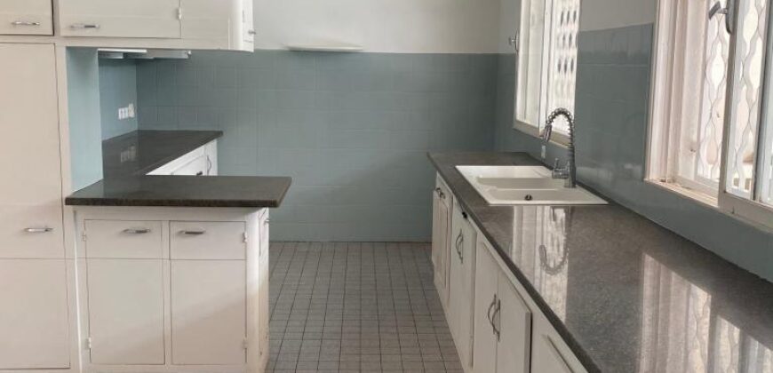 A louer une villa T4 de plain-pied avec piscine située dans un quartier calme et résidentiel à Ivandry