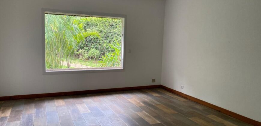 A louer une villa T4 de plain-pied avec piscine située dans un quartier calme et résidentiel à Ivandry
