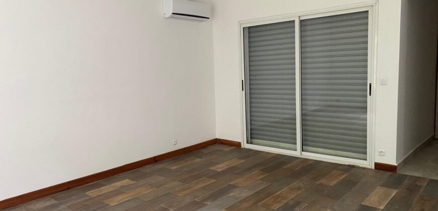 A louer une villa T4 de plain-pied avec piscine située dans un quartier calme et résidentiel à Ivandry
