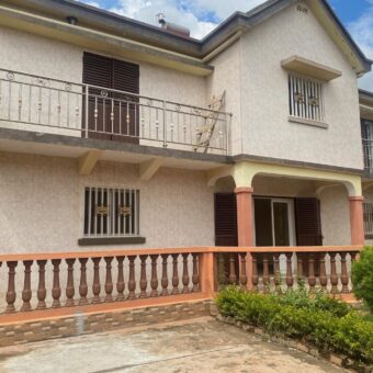 En location une Villa F5 à étage située sur By Pass Manandona