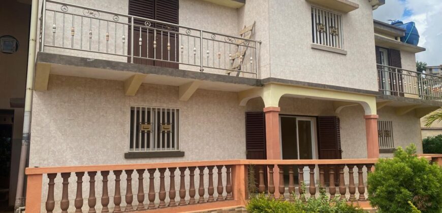 En location une Villa F5 à étage située sur By Pass Manandona