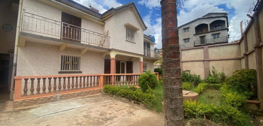 En location une Villa F5 à étage située sur By Pass Manandona