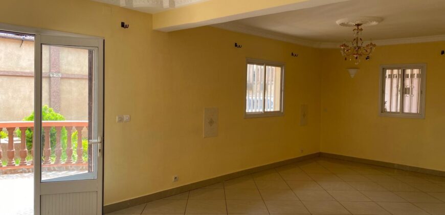 En location une Villa F5 à étage située sur By Pass Manandona