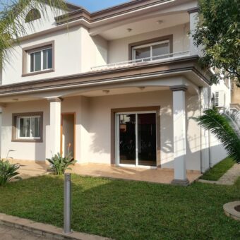 A louer une villa T6 à étage avec garage située à Mahatony Ivandry