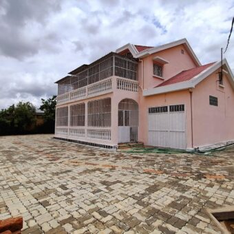A vendre une villa T5 de 250 m2 sur un vaste terrain de 800 m2 à Iavoloha