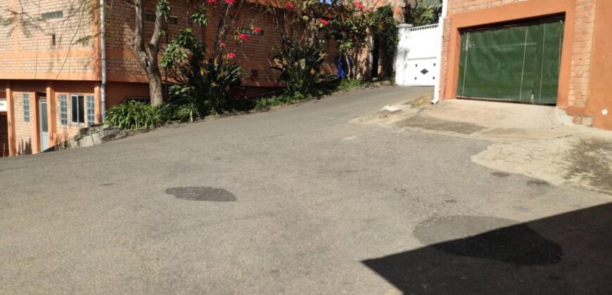 A louer un charmant appartement T3 meublé situé à Analamahitsy Ambatobe
