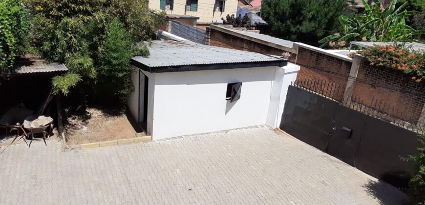Vente d’une villa de type F5 sur un vaste terrain de 1295 m² située dans le quartier résidentiel d’Ankerana