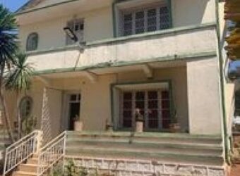 A vendre une villa T5 construite sur un grand terrain de 1048 m2 à Ankadivory Itaosy