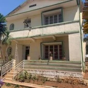 A vendre une villa T5 construite sur un grand terrain de 1048 m2 à Ankadivory Itaosy