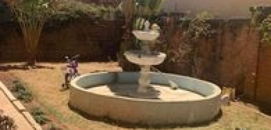 A vendre une villa T5 construite sur un grand terrain de 1048 m2 à Ankadivory Itaosy