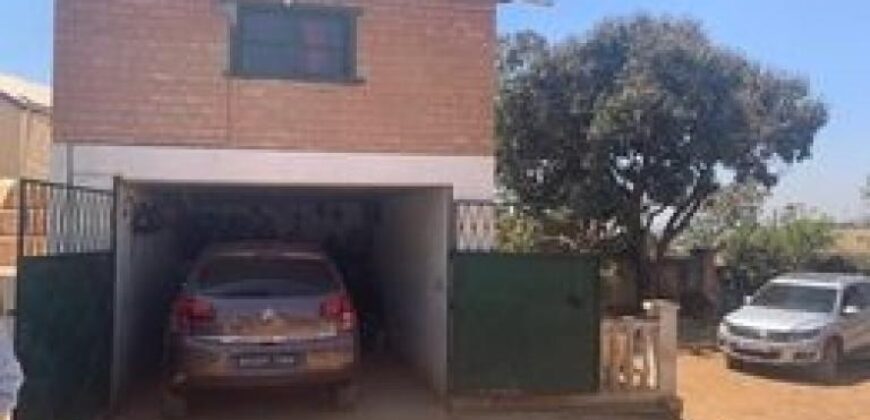 A vendre une villa T5 construite sur un grand terrain de 1048 m2 à Ankadivory Itaosy