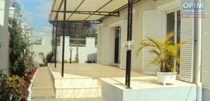Vente d’une charmante villa de type F4 située dans un quartier résidentiel calme à Ambohipanja