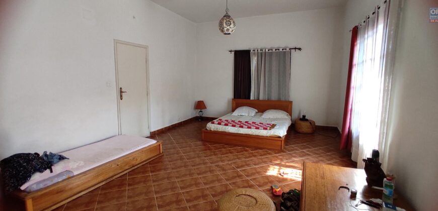 Propriété spacieuse avec villa F6 et dépendance F2 à vendre à Imerinafovoany Talatamaty