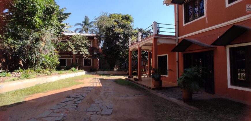 Propriété spacieuse avec villa F6 et dépendance F2 à vendre à Imerinafovoany Talatamaty
