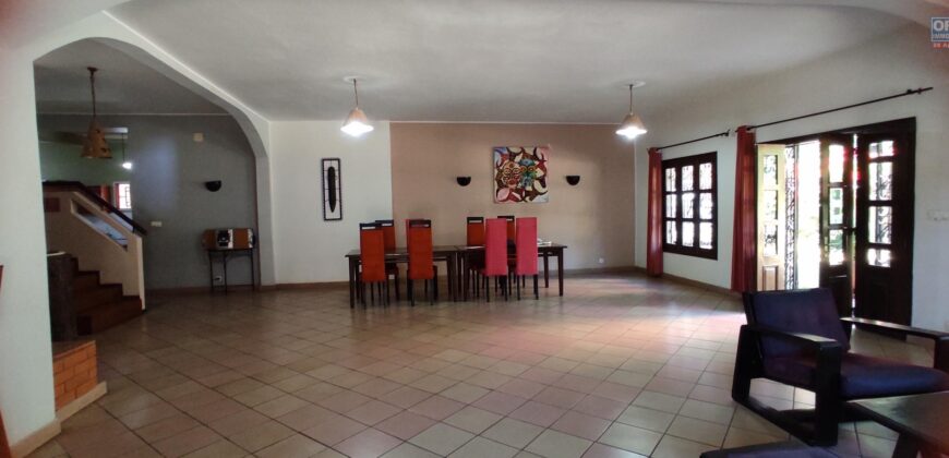Propriété spacieuse avec villa F6 et dépendance F2 à vendre à Imerinafovoany Talatamaty