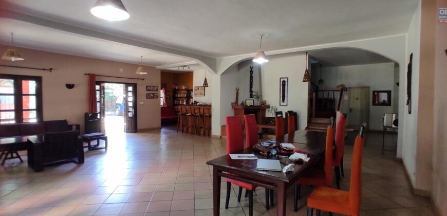 Propriété spacieuse avec villa F6 et dépendance F2 à vendre à Imerinafovoany Talatamaty