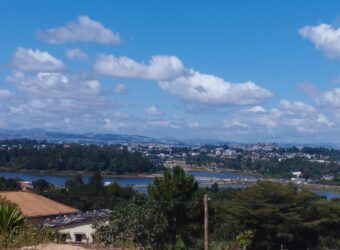 A vendre terrain de 453 m2 avec vue imprenable sur le lac d’Andranotapahina