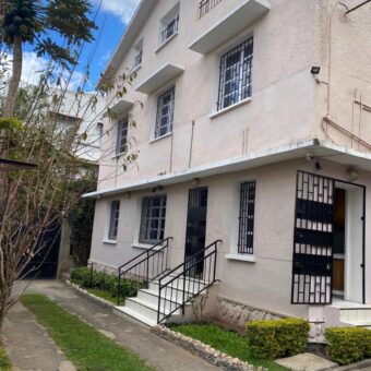 A louer une villa F5 sur trois niveaux située dans un quartier calme à Antsakaviro