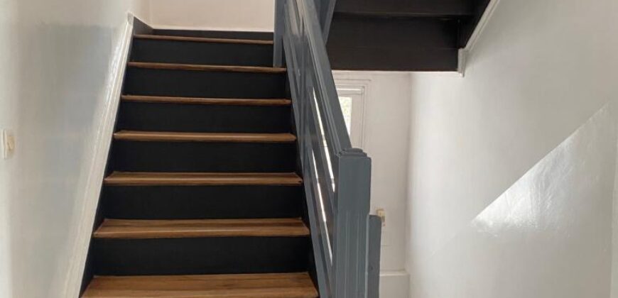 A louer une villa F5 sur trois niveaux située dans un quartier calme à Antsakaviro
