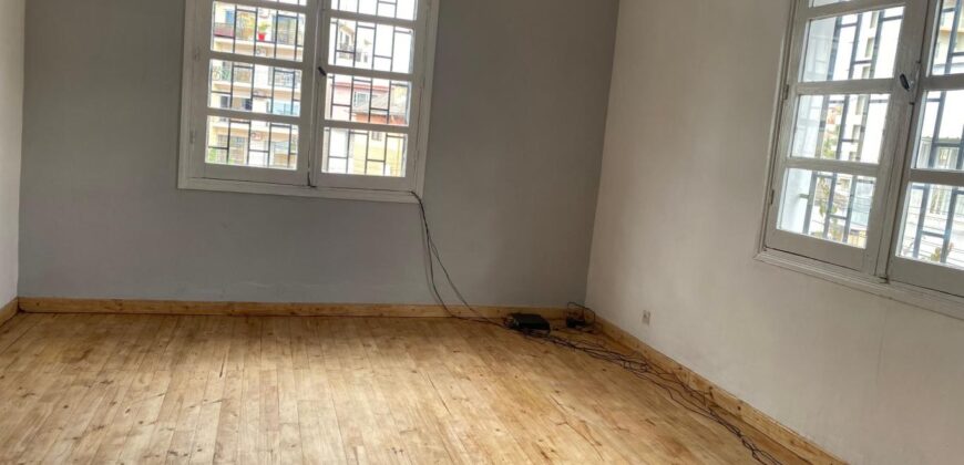 A louer une villa F5 sur trois niveaux située dans un quartier calme à Antsakaviro