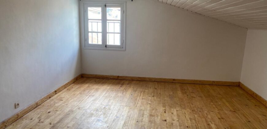 A louer une villa F5 sur trois niveaux située dans un quartier calme à Antsakaviro