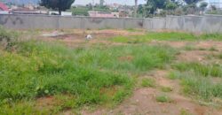 A vendre un beau terrain plat entièrement clôturé de 1000 m2 situé à Ambohidratrimo