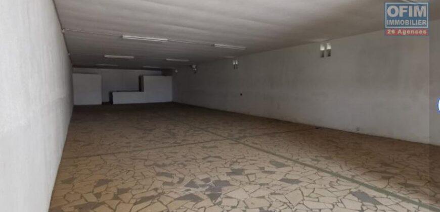 A louer deux entrepôts de 420 m2 et de 324 m2 répartis sur deux niveaux situés à Tanjombato