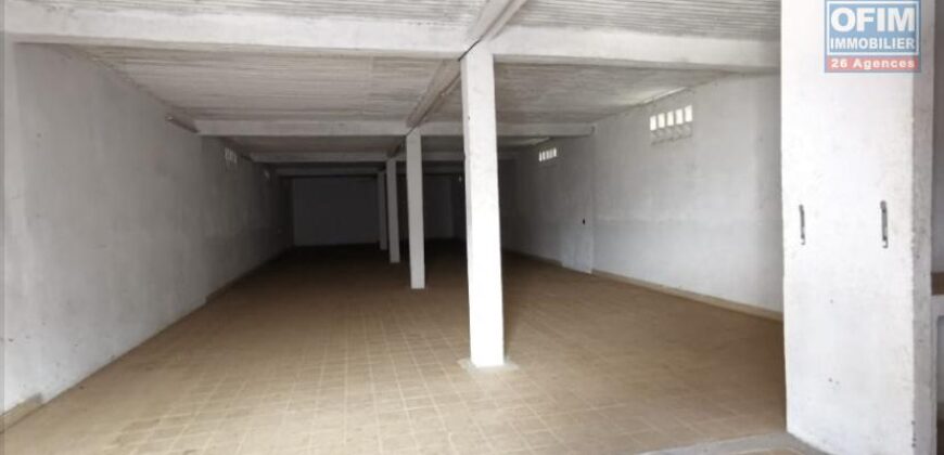 A louer deux entrepôts de 420 m2 et de 324 m2 répartis sur deux niveaux situés à Tanjombato