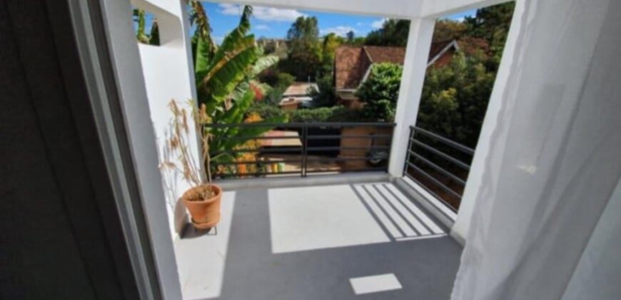 A vendre une charmante villa F5 à étage située en plein centre-ville dans le quartier prisé de Tsimbazaza