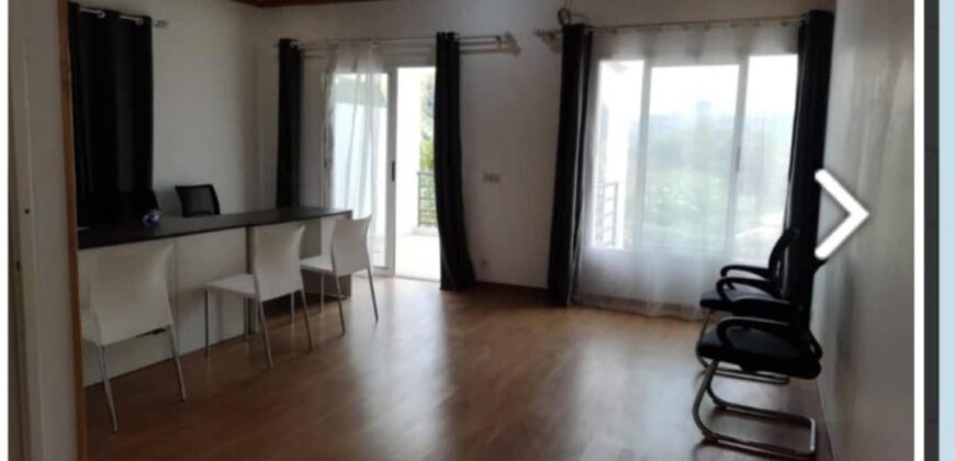 A vendre une charmante villa F5 à étage située en plein centre-ville dans le quartier prisé de Tsimbazaza
