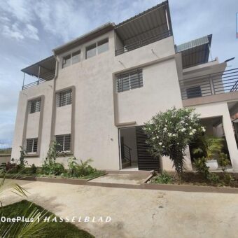 En location une villa neuve F5 située dans un quartier résidentiel calme à Anosiala