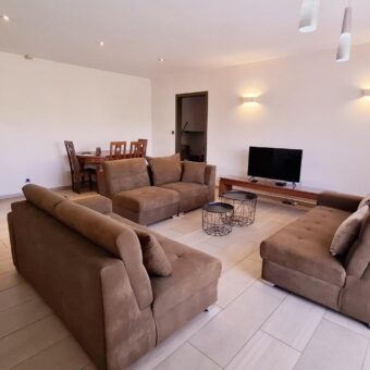 A louer un bel appartement T4 entièrement meublé et équipé situé dans une résidence sécurisée à Analamahitsy